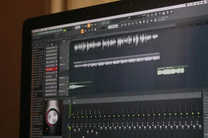 Optimizamos cada diálogo, eliminando ruidos y corrigiendo tono para garantizar claridad, realismo y sincronización precisa, logrando voces nítidas y profesionales en doblaje, locución y producción audiovisual. Edición De Diálogos