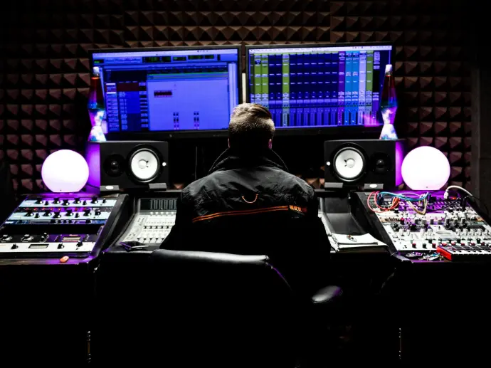 Ofrecemos mezclas y masterización en estéreo, surround 5.1 y formato Dolby Atmos, garantizando que el audio se perciba con la máxima claridad, profundidad y espacialidad en cualquier plataforma. Mezcla De Audio